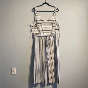 🆕 WT Elle Navy/Ivory belted Romper, wide leg